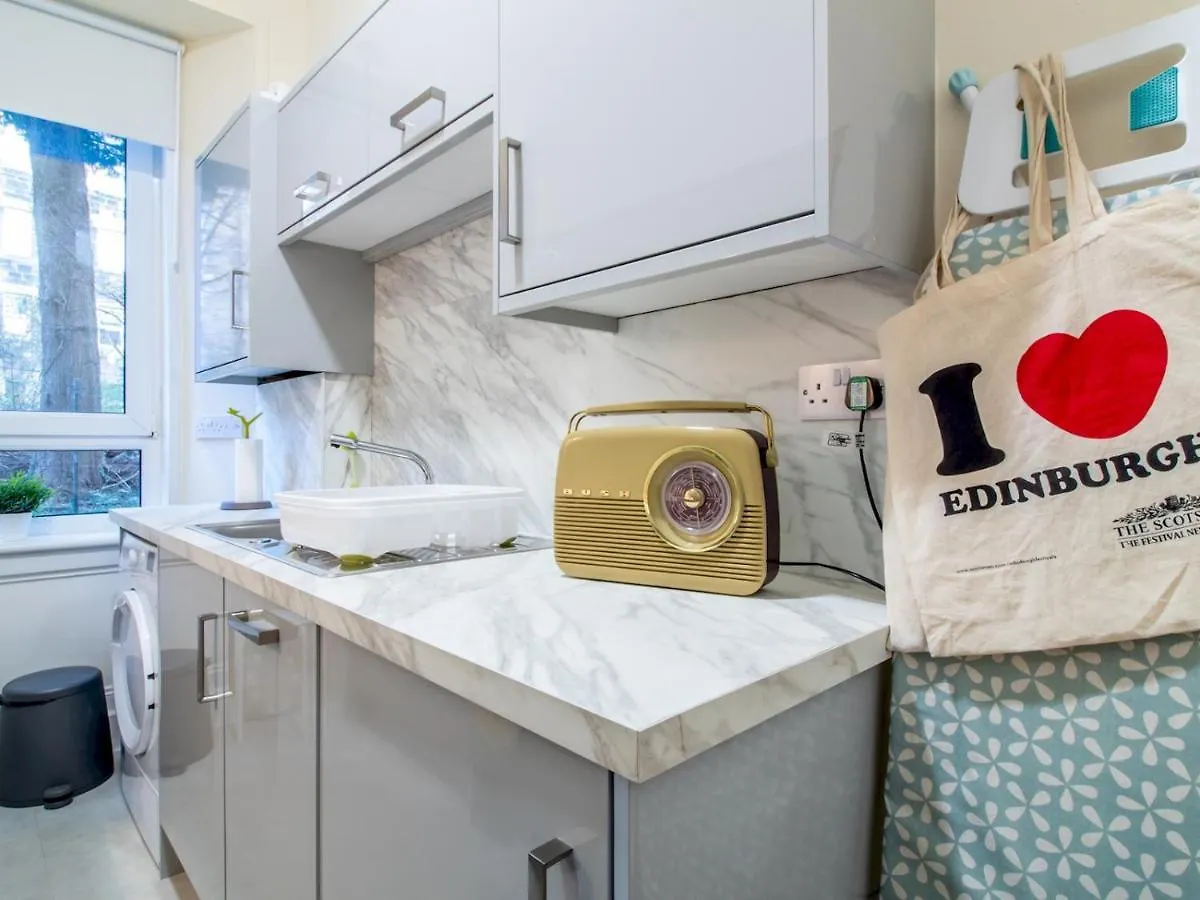 Stylish & Charming Retreat For 2- City Centre! Edinburgh 0*,  Egyesült Királyság